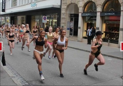 Die Firma Schild schickte 50 Frauen in Unterwäsche auf ein Rennen in den Ba...