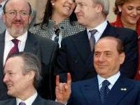 Berlusconi und Pique, Quelle: http://www.bluvox.com