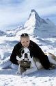 Shawne Borer-Fielding mit Lawinenhund und Matterhorn, 
     Foto: Beatrice Lang, Brueckenbauer