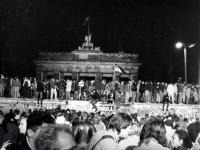 Am 9. November 1989 wurde die Berliner 
     Mauer durchbrochen