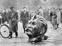 Demontage der Statue von Stalin im Oktober 1956,
     Photocredit http://www.slv.vic.gov.au